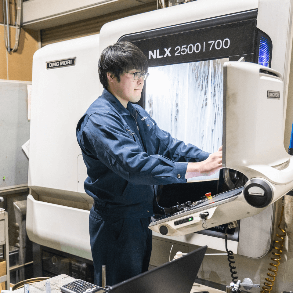 機械オペレーターの作業風景